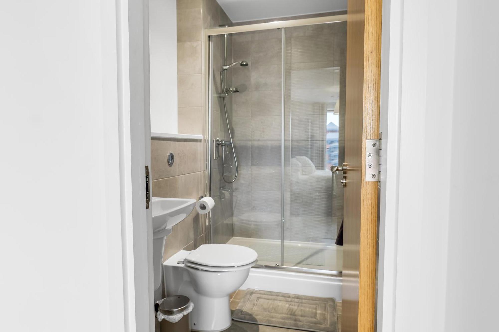 High Rise 2 Bedroom & 2 Bath Apartment With Parking, Balcony & Amazing View Манчестър Екстериор снимка