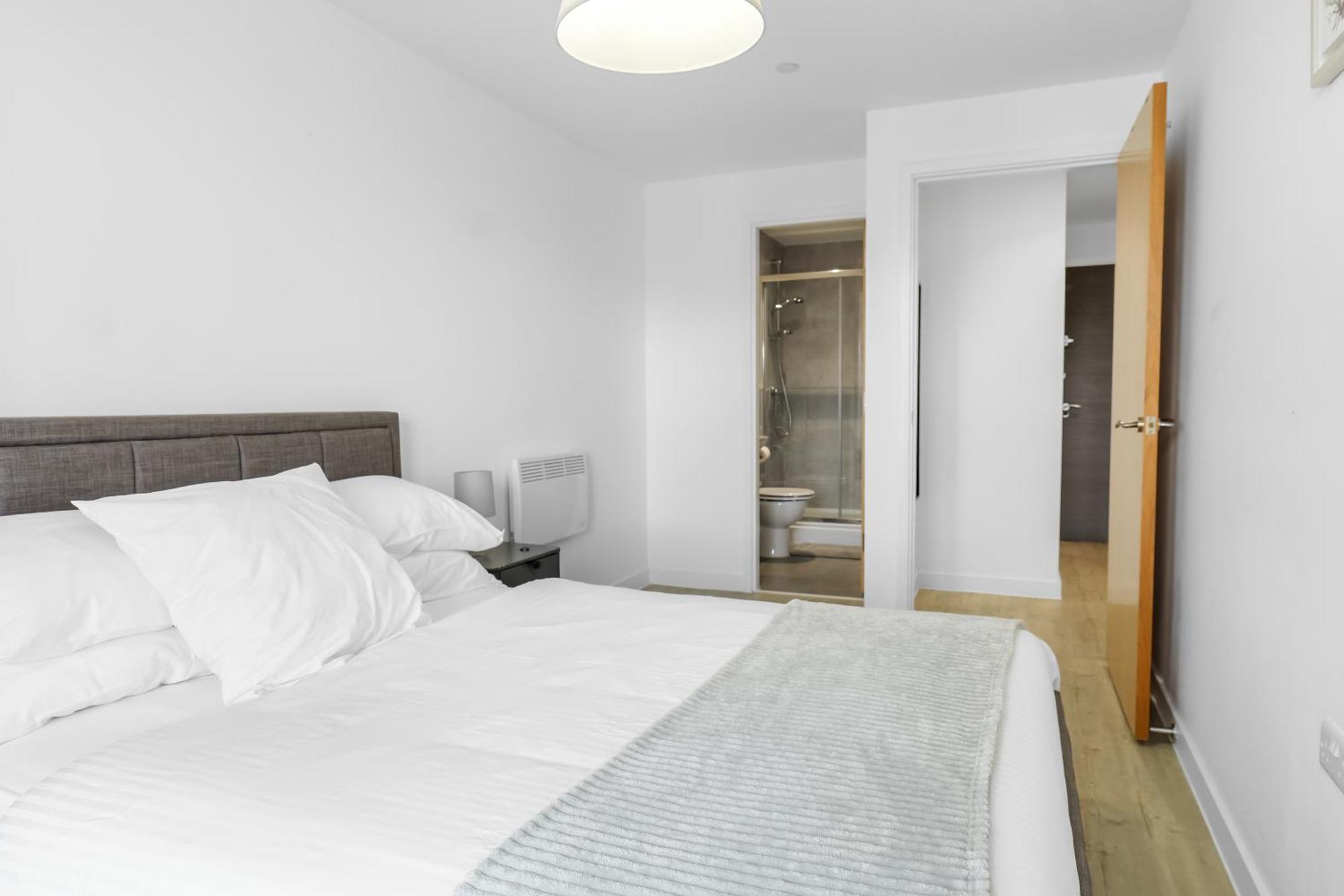 High Rise 2 Bedroom & 2 Bath Apartment With Parking, Balcony & Amazing View Манчестър Екстериор снимка